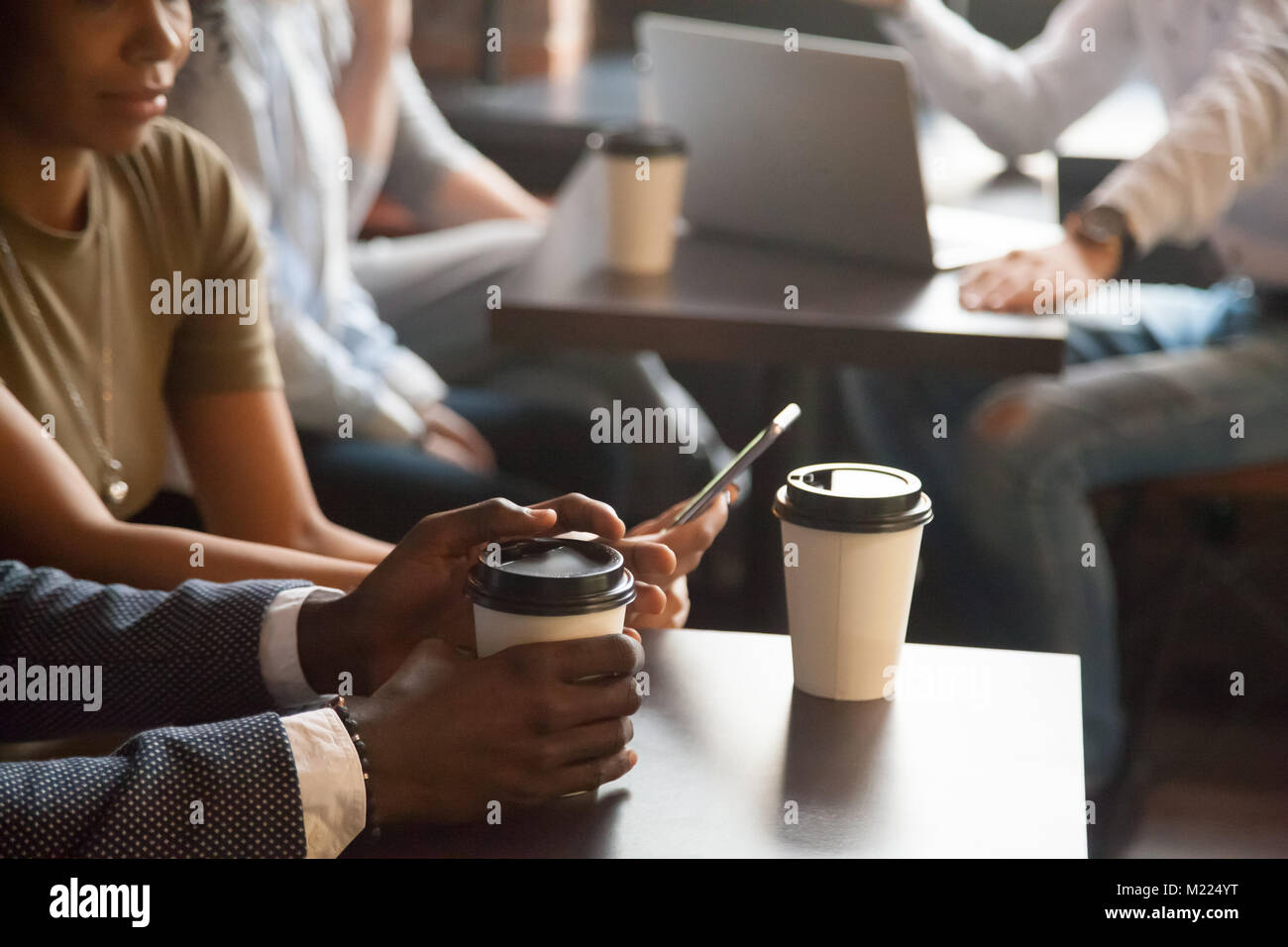 Pause café en café avec des gadgets modernes, concept vue rapprochée Banque D'Images