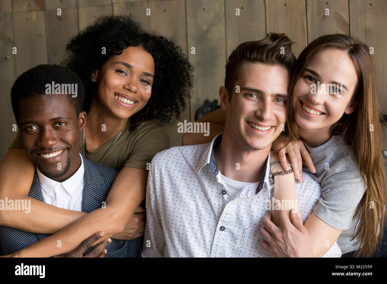 Deux d'Afrique et de race blanche des couples adoptant looking at camera, p Banque D'Images