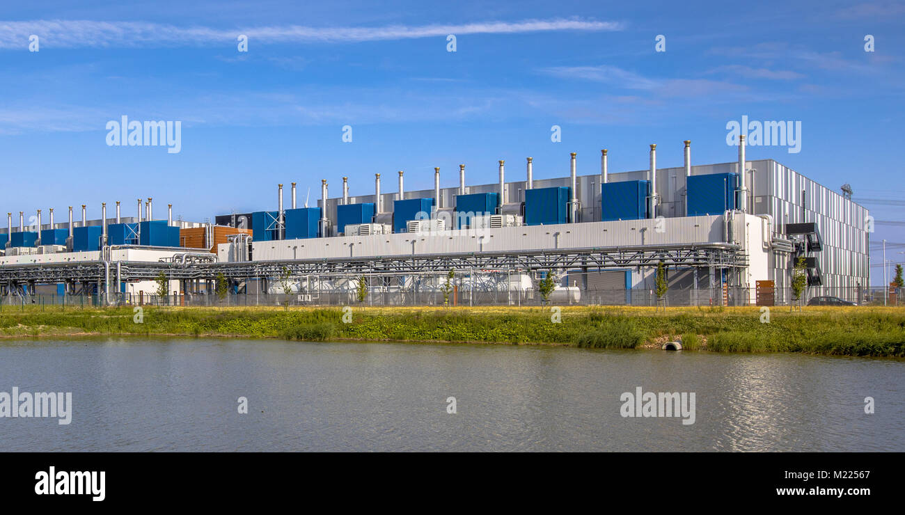 Google Datacenter près de Delfzijl dans la province de Groningue, sous ciel bleu. Banque D'Images