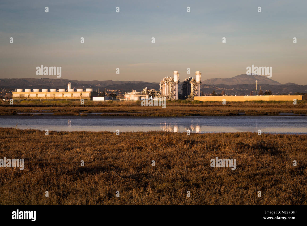 Le Centre d'énergie de la Ville de Russell, une centrale au gaz adjacent à la Hayward Marsh le long de la baie de San Francisco. Dans l'arrière-plan est un landm East Bay Banque D'Images