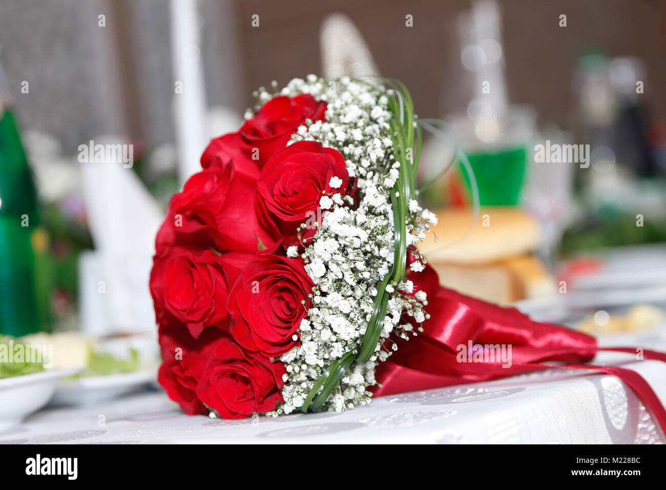 Valentines Day concept. Un bouquet de fleurs un bouquet de roses rouges. Bouquet de roses rouges rouge au mariage . Suite Nuptiale bouquet de mariage rouge Banque D'Images