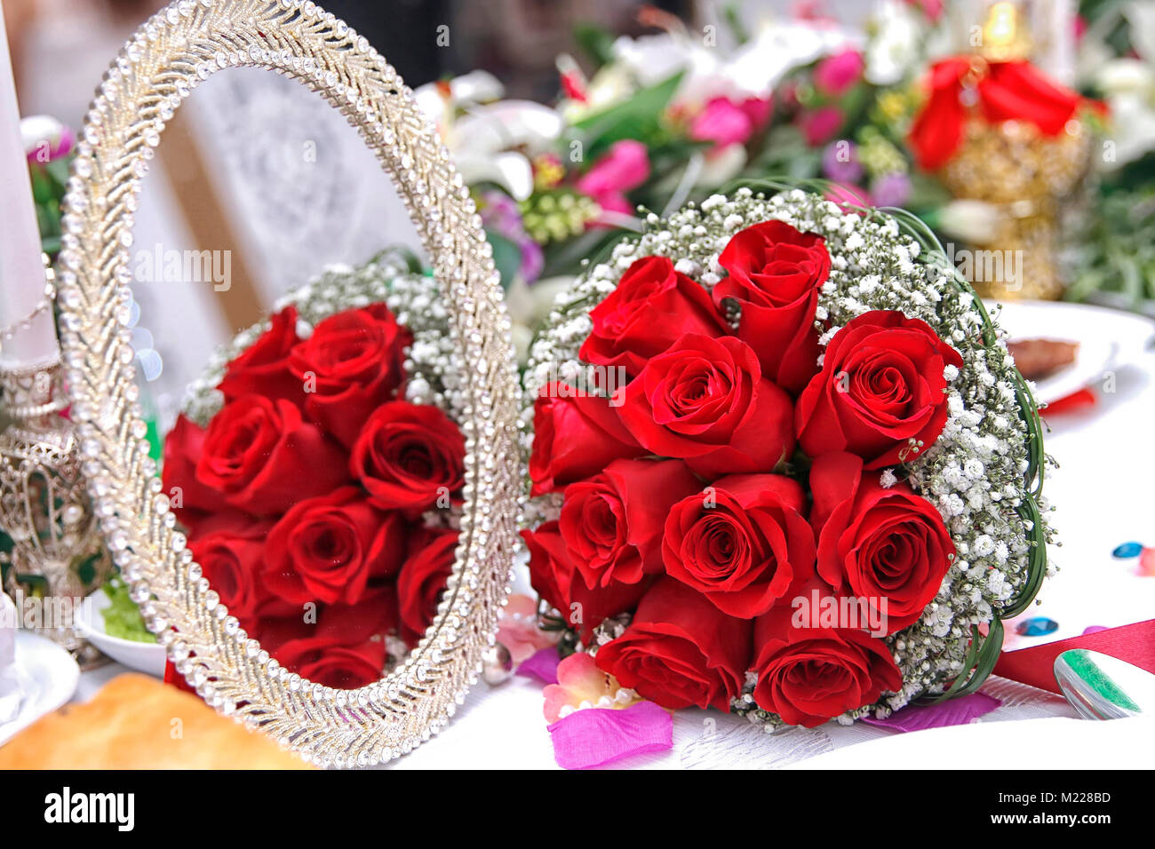 Valentines Day concept. Un bouquet de fleurs un bouquet de roses rouges. Bouquet de roses rouges rouge au mariage . Suite Nuptiale bouquet de mariage rouge . Banque D'Images