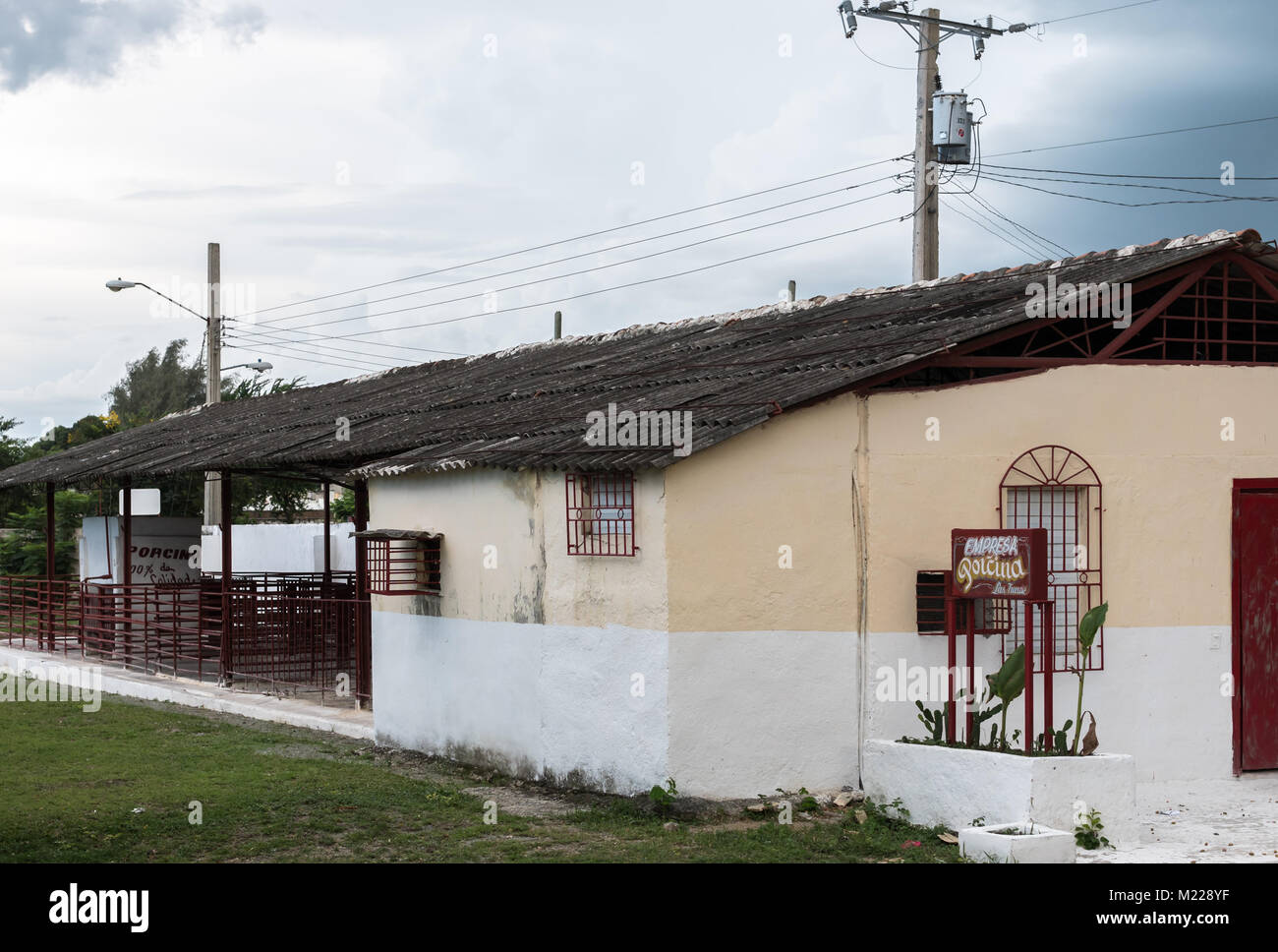 Las Tunas, Cuba - septembre 4, 2017 : Construction du city fairgrounds utilisé pour les expositions d'une exploitation porcine. Banque D'Images