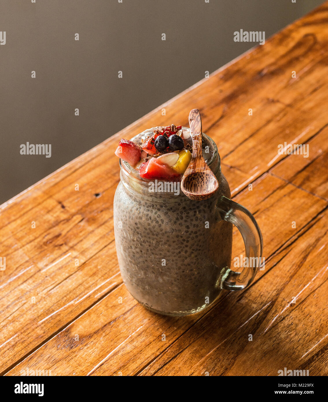 Artistiquement décorées chia pudding dans un bocal en verre Banque D'Images