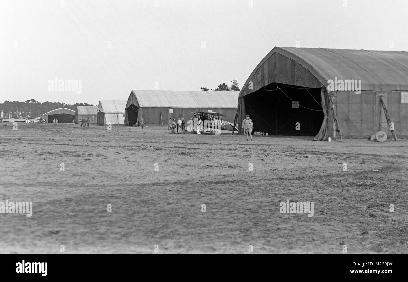 Première Guerre mondiale photographie prise à l'Aérodrome Bergeus en France. Un avion Spad peut être vu en réparation entre deux cintres temporaire, avec le pilote, debout devant un cintre. Banque D'Images