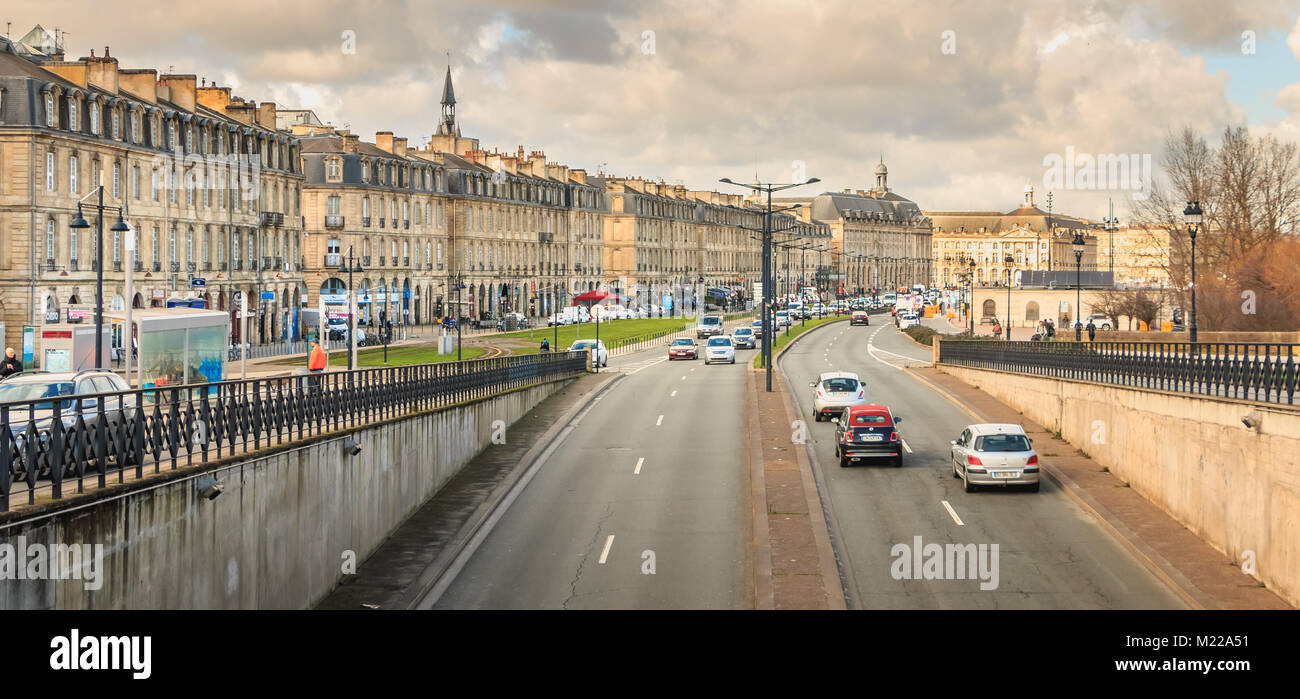 BORDEAUX, FRANCE - Le 26 janvier 2018 : circulation dans le Quai Richelieu Street près de la rivière par une journée d'hiver Banque D'Images