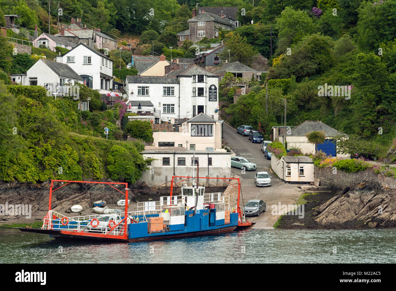 BODINNICK, CORNWALL - 07 JUIN 2009 : Bodinnick - Fowey Ferry, avec les maisons de Fowey en arrière-plan Banque D'Images