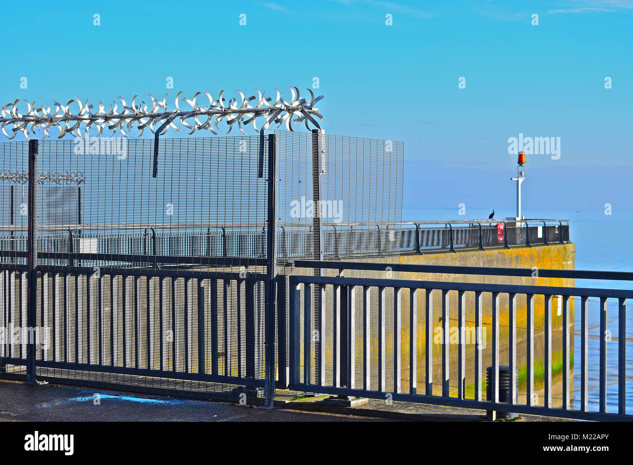 Des barrières de sécurité de haute qualité et de compensation horizontale autour de la sortie d'eau du barrage qui entoure la baie de Cardiff, Pays de Galles S.. Banque D'Images