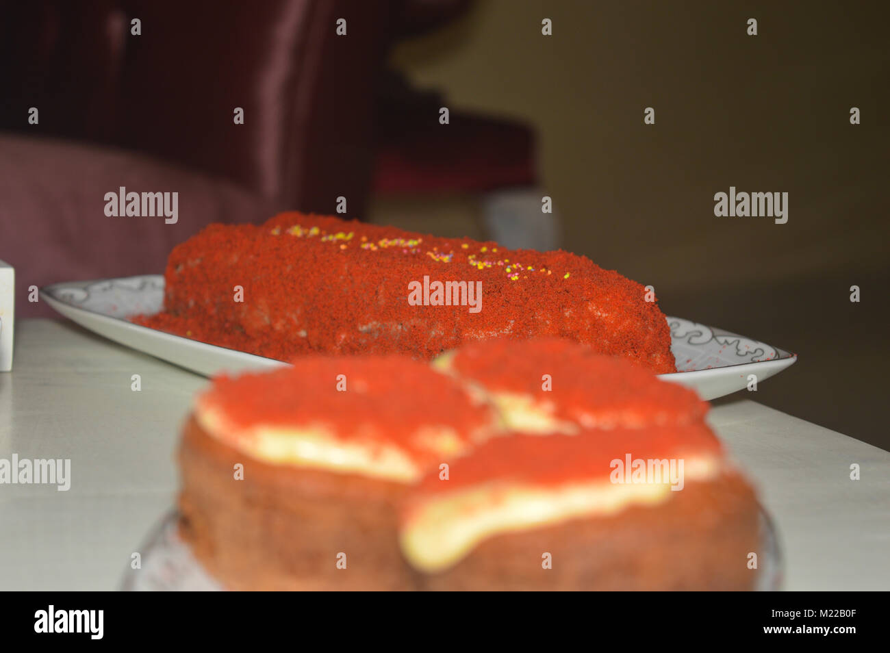 Red Velvet Cake maison en plaque blanche Banque D'Images