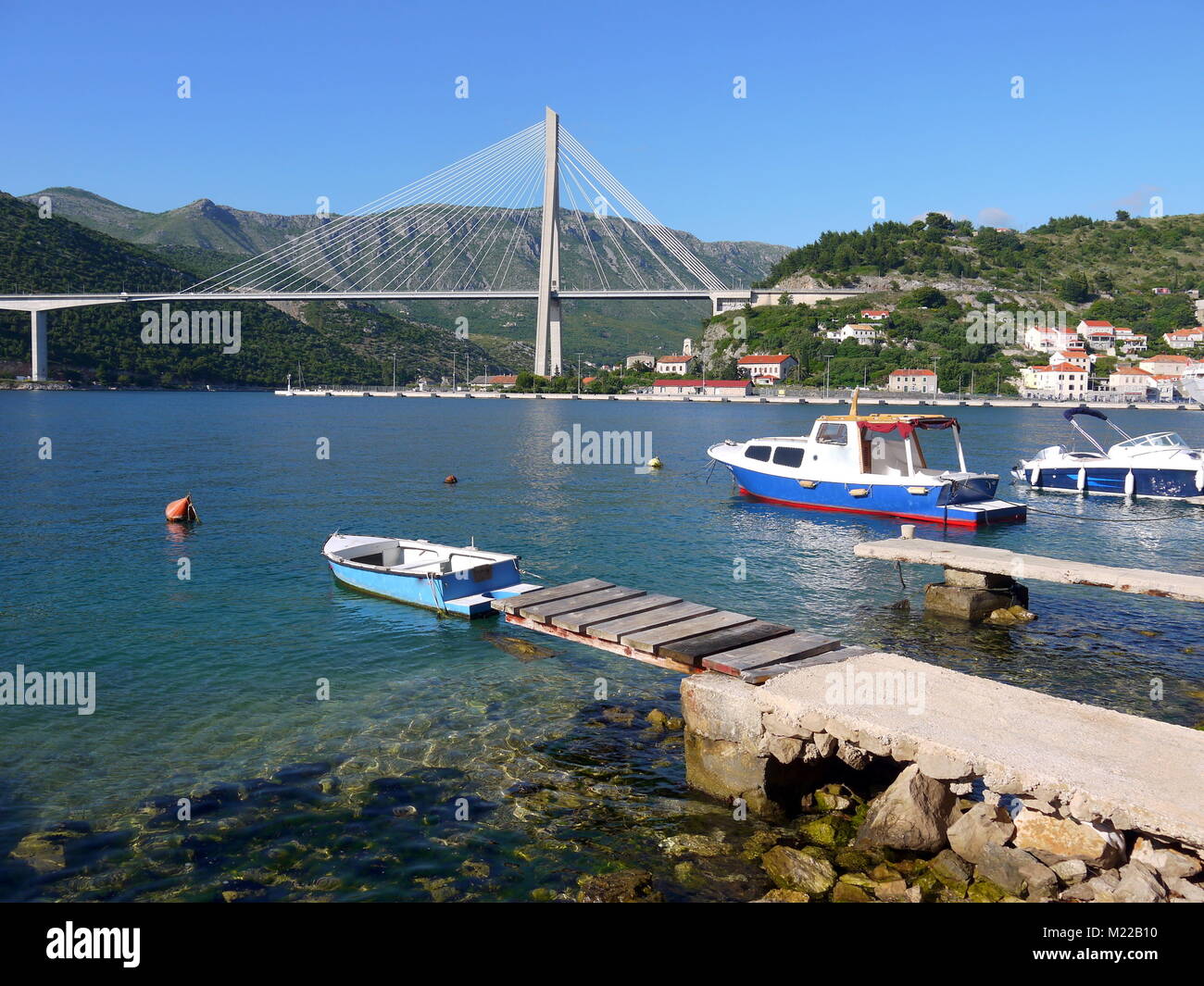 L'Franjo Tudjman bridge et blue lagoon avec des bateaux et des navires dans le port de Dubrovnik, Dalmatie, Croatie, Europe Banque D'Images L'Franjo Tudjman bridge et blue lagoon avec des bateaux et des navires dans le port de Dubrovnik, Dalmatie, Croatie, Europe Banque D'Images
