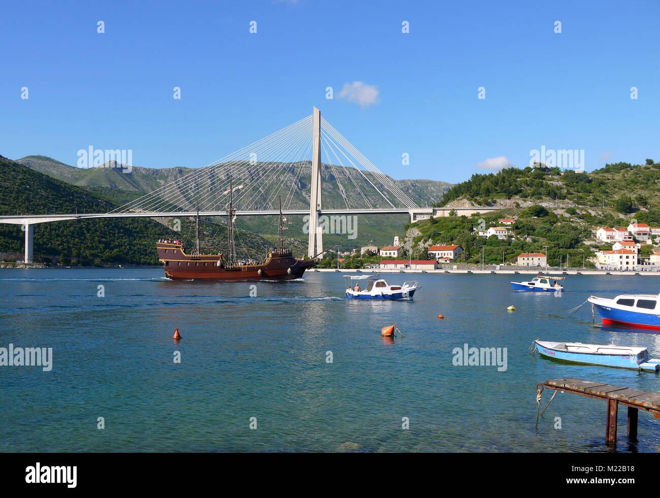 L'Franjo Tudjman bridge et blue lagoon avec des bateaux et des navires dans le port de Dubrovnik, Dalmatie, Croatie, Europe Banque D'Images L'Franjo Tudjman bridge et blue lagoon avec des bateaux et des navires dans le port de Dubrovnik, Dalmatie, Croatie, Europe Banque D'Images