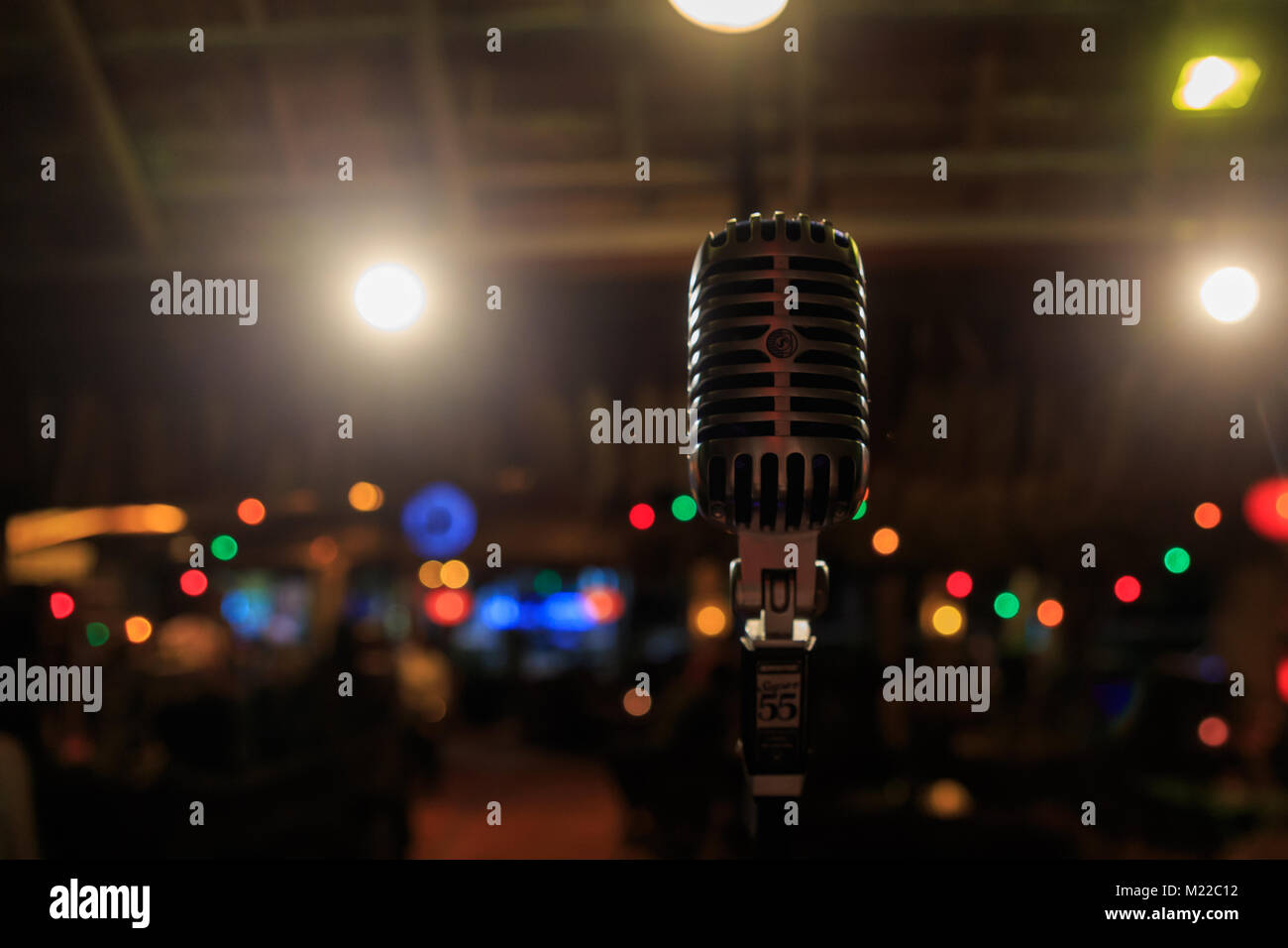 Microphone rétro sur scène dans un pub Banque D'Images