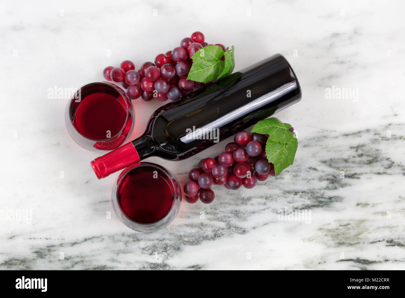 Vue de dessus de la bouteille de vin rouge, rempli les verres et les