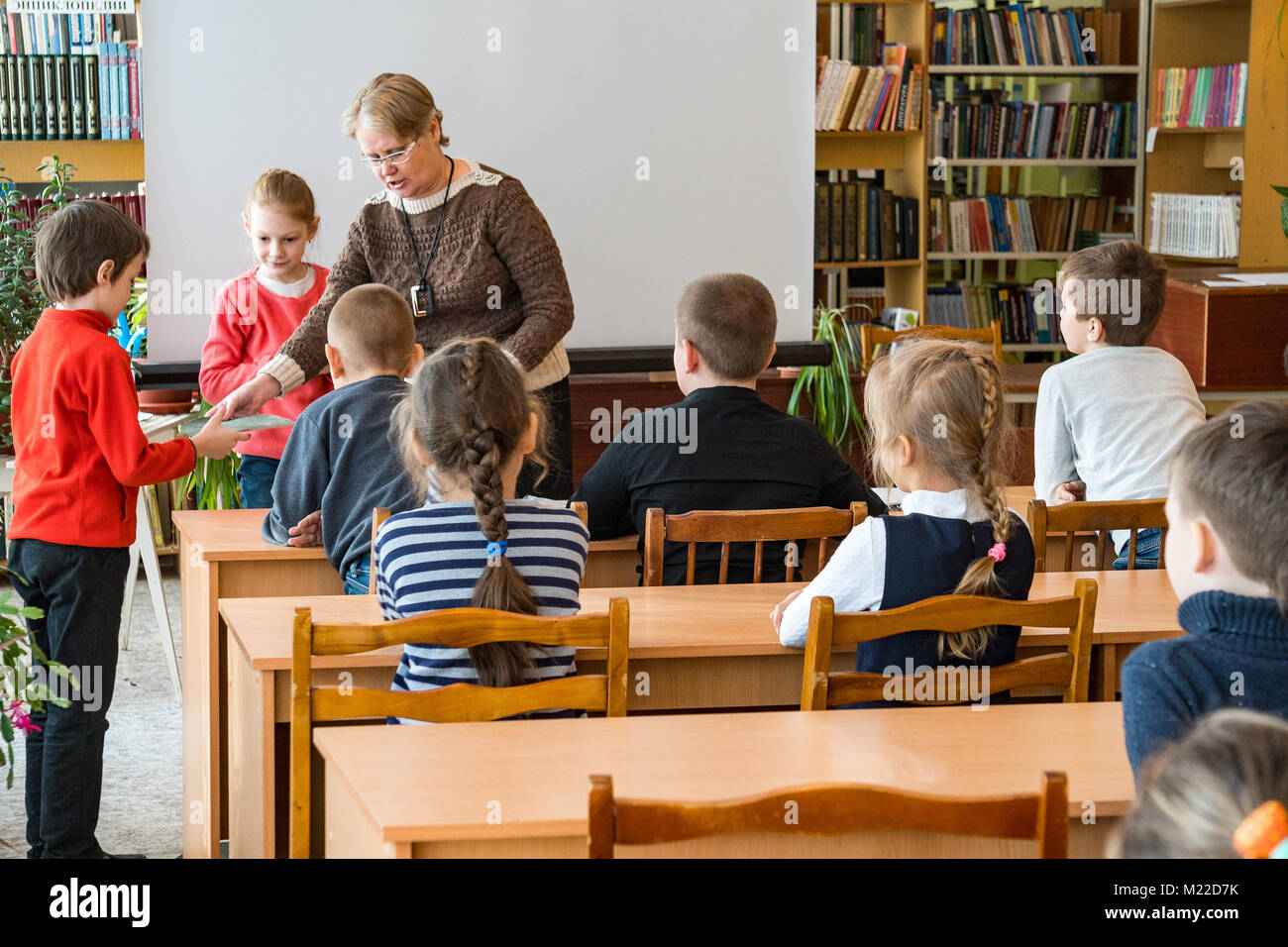 CHAPAEVSK, RÉGION DE SAMARA, RUSSIE - 31 janvier 2018 : les enfants de l'École de l'école élémentaire en classe avec une enseignante Banque D'Images