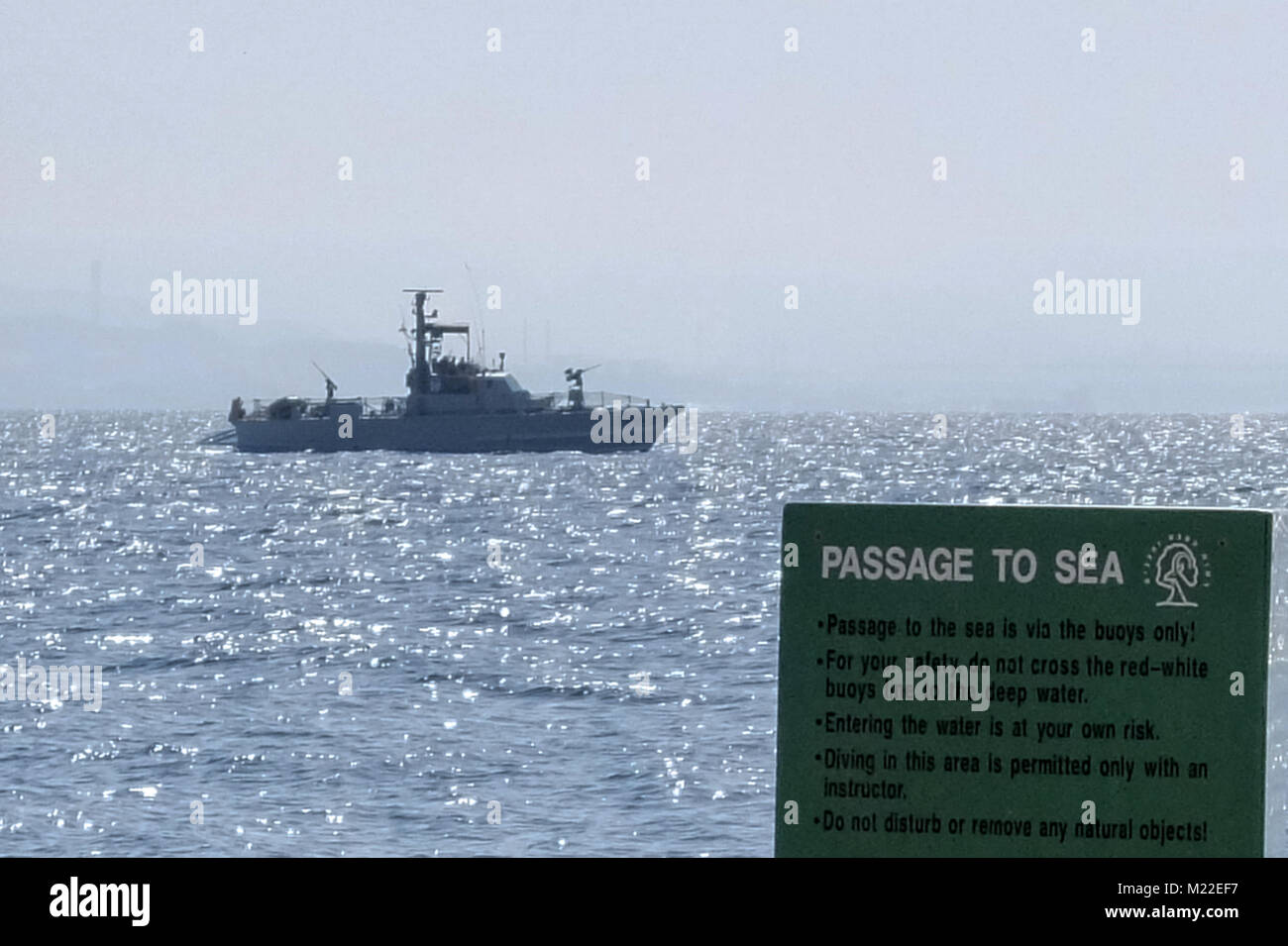 Un bateau de patrouille de la Marine de Tsahal patrouille dans les eaux du golfe d'Eilat en Mer Rouge. Ville la plus au sud d'Israël, Eilat, est situé dans le sud du Néguev D Banque D'Images