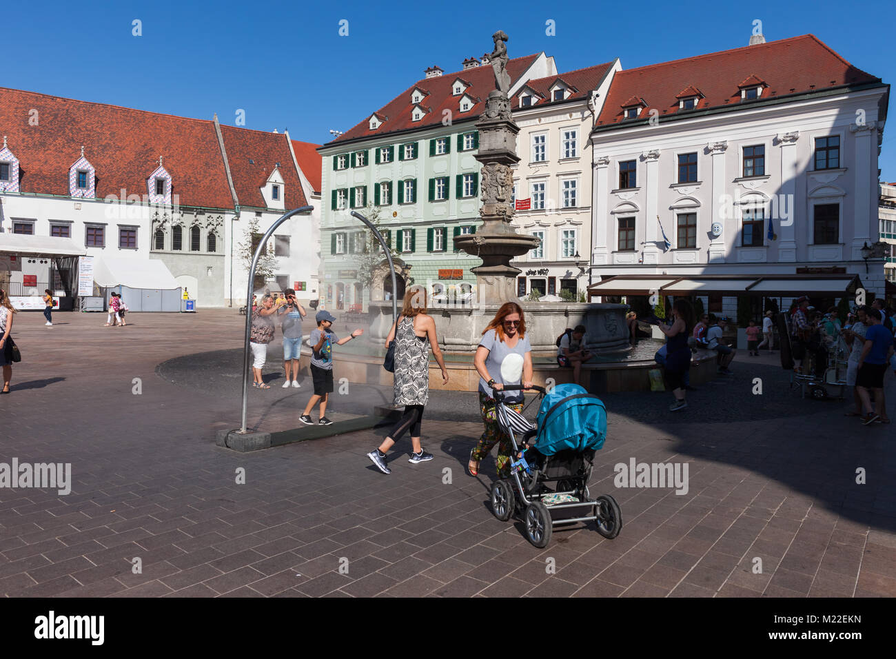 La Slovaquie, la ville de Bratislava, Vieille Ville Place Principale (Hlavne namestie) avec Roland Fontaine Banque D'Images