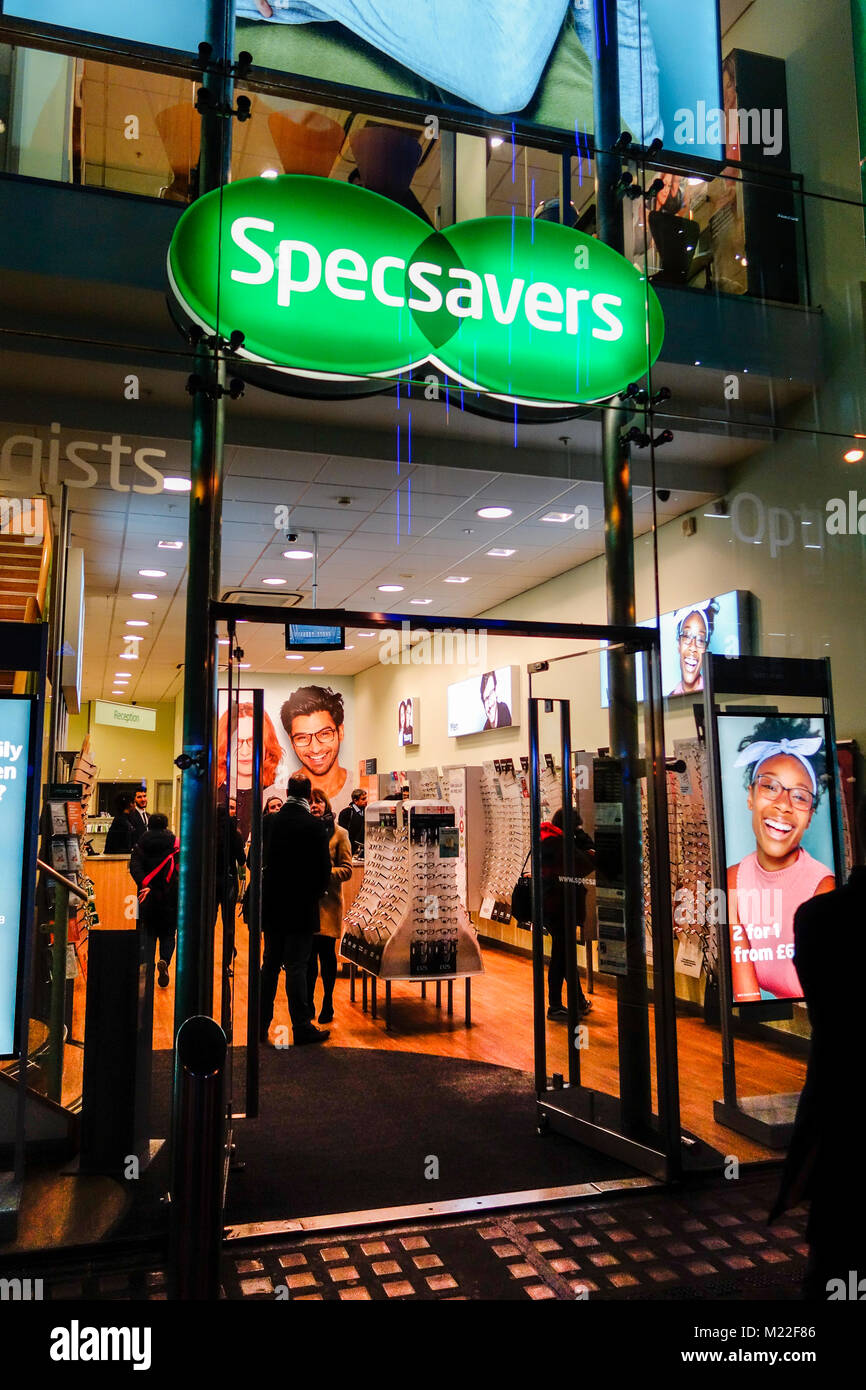 Opticiens Specsavers, magasin, face à Londres, Royaume-Uni Banque D'Images