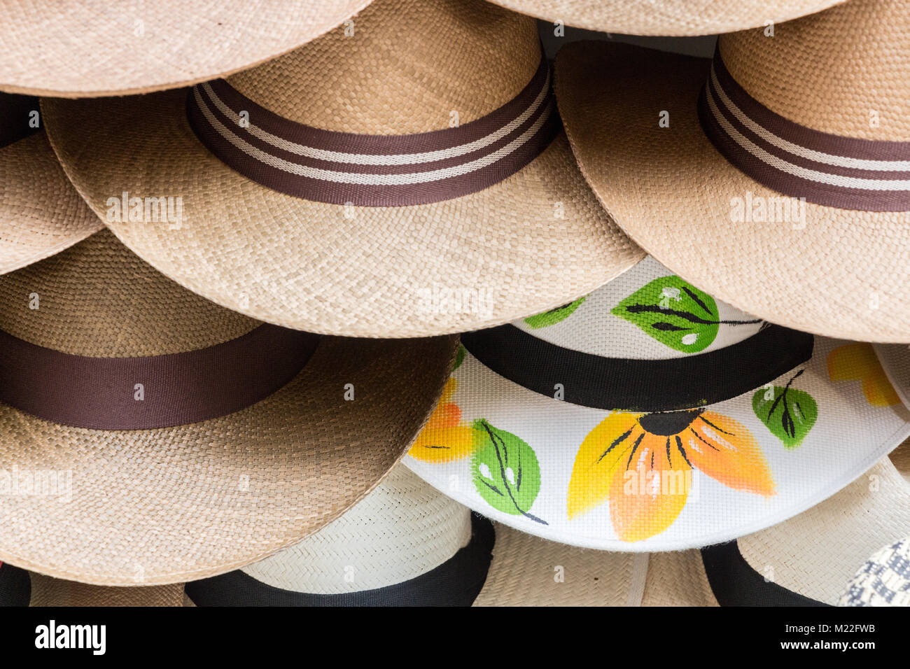 Photo libre de droit de Pile De Chapeaux banque d'images et plus d'images  libres de droit de Chapeau - Chapeau, Empilé, Variété - iStock