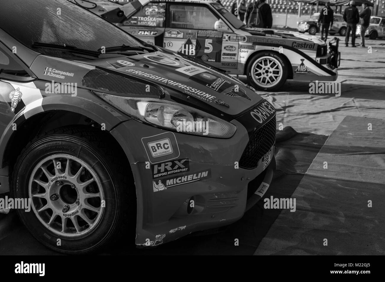 FORD FIESTA R5 rallye de voitures de course anciennes orange dans la vieille voiture de course LA LÉGENDE rallye 2017 Banque D'Images
