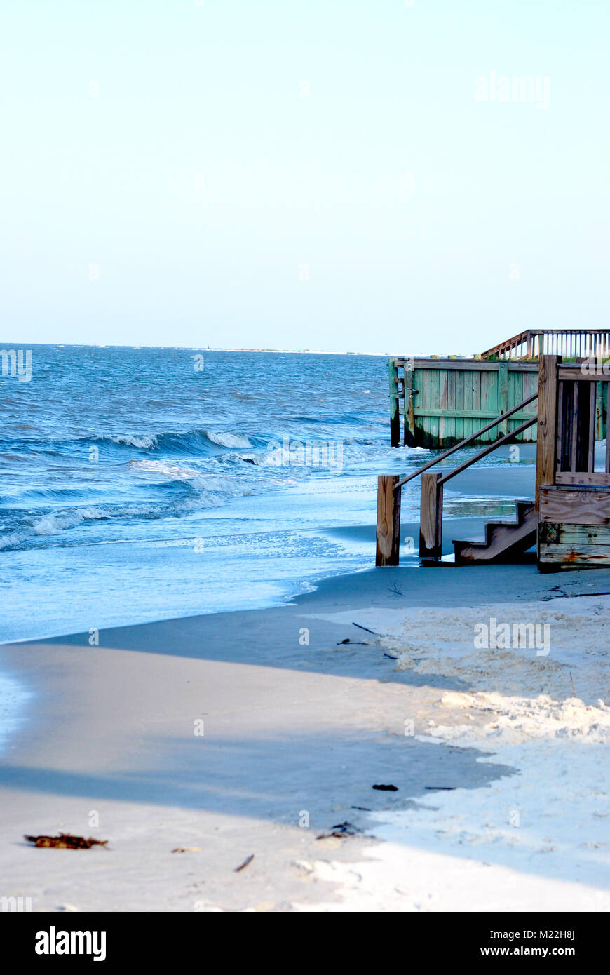 Étapes d'une maison de plage près de la marée haute en Caroline du Sud. Banque D'Images