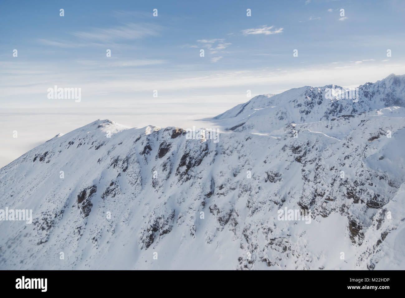 Vue aérienne de la montagne enneigée, sur une journée d'hiver ensoleillée Banque D'Images