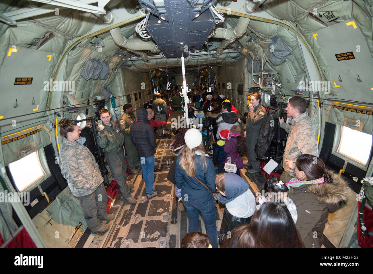 Les familles des aviateurs américains avec le 424e Escadron de la base aérienne, et des soldats américains affectés à la 39e Bataillon du signal, visiter Santa's C-130J Super Hercules, sur la base aérienne de Chièvres, 21 Décembre, 2017. Aviateurs à la 37e, 86e Escadron de transport aérien Airlift Wing, ont procédé à un vol d'entraînement avec le 86e Escadron d'évacuation aéromédicale. (U.S. Army Banque D'Images