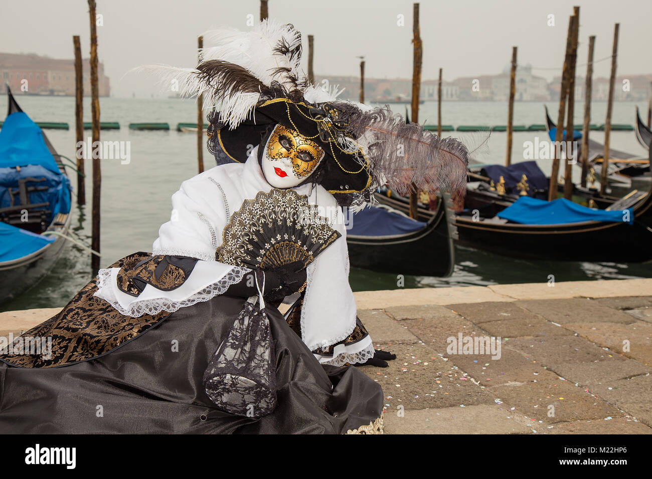 Ortrait de Femme Masque de Venise en noir et blanc costume élégant avec gondoles vénitiennes - Carnaval de Venise Banque D'Images