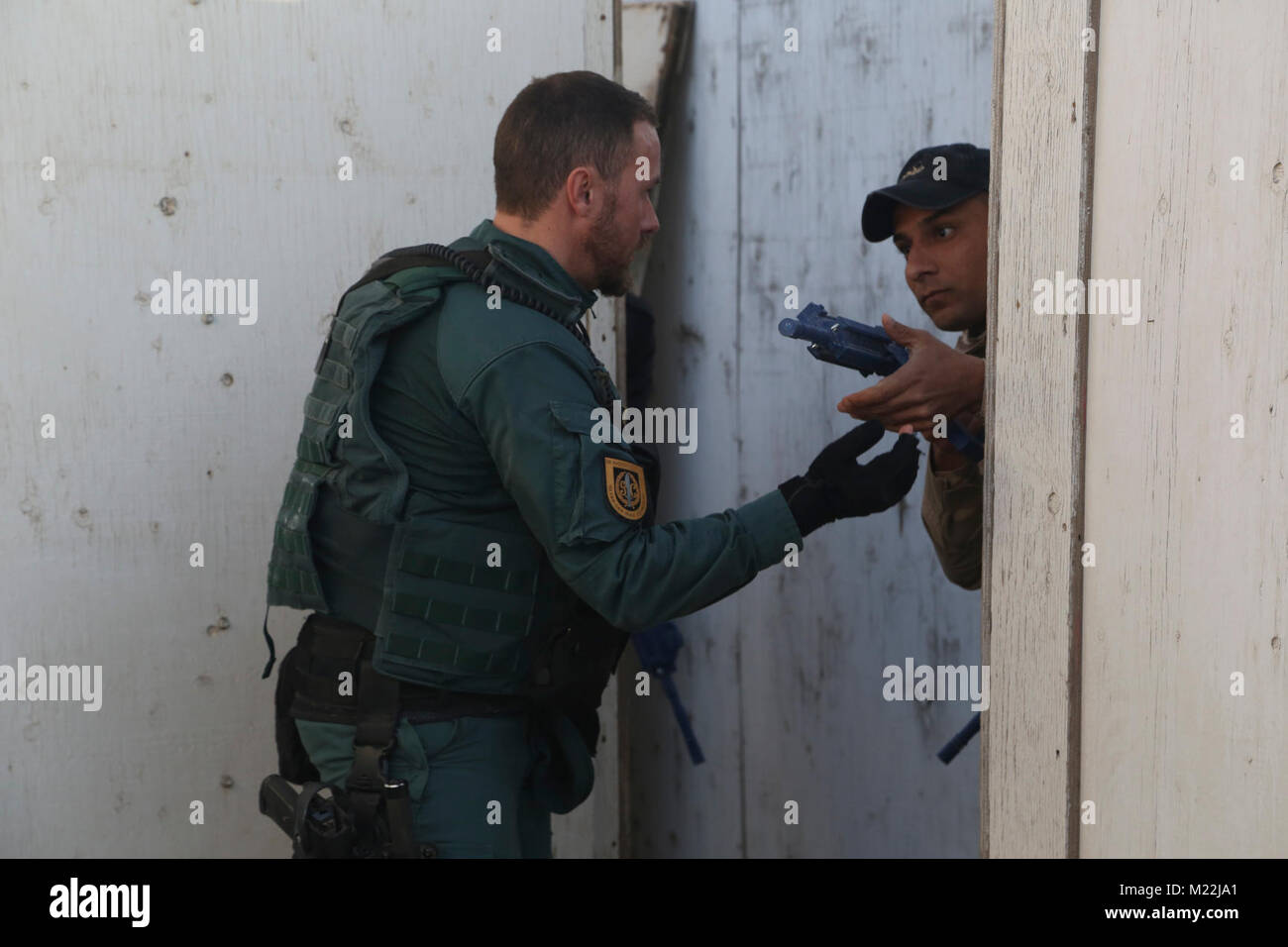 Un soldat de la Garde Civile espagnole montre un soldat irakien comment traiter correctement son arme au cours de la formation du commandement des opérations de Bagdad au Camp Besmaya Dec. 30,2017. Cette formation fait partie de la Force opérationnelle interarmées combinée globale - Fonctionnement résoudre inhérent à la mission de renforcer les capacités des partenaires qui se concentre sur la formation et de l'amélioration de la capacité des forces des combats en partenariat avec ISIS. Les GFIM-OIR est la Coalition mondiale pour vaincre ISIS en Iraq et en Syrie. (U.S. Army Banque D'Images