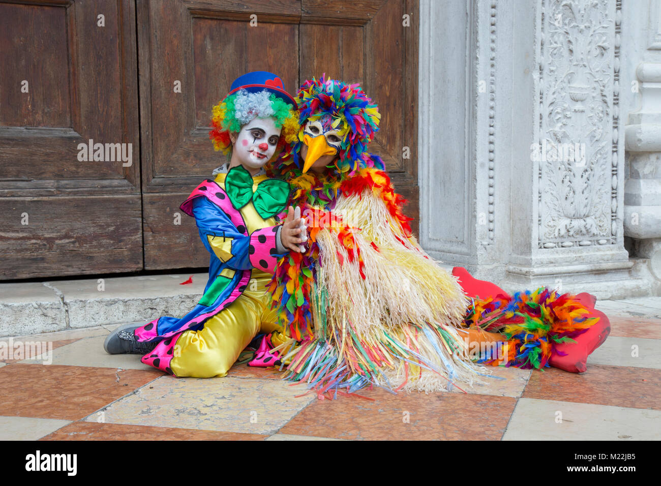 Masque de bouffon sur Carnaval de Venise - Masque de clown en costume coloré sur la Place Saint Marc à Venise Banque D'Images