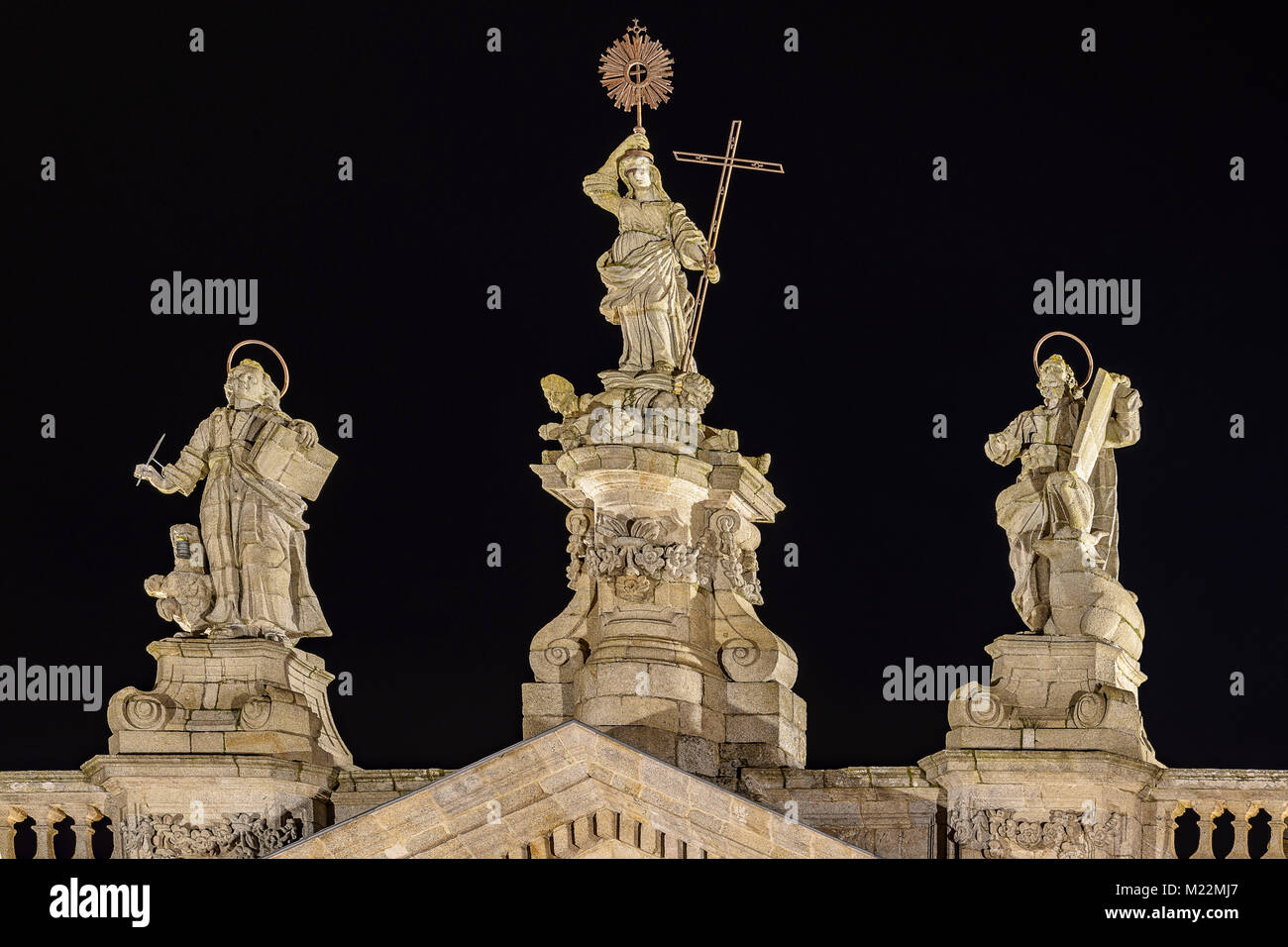 Sculptures dans la Cathédrale de Santa Maria dans la ville de Lugo, Galice, Espagne, éclairé de nuit Banque D'Images