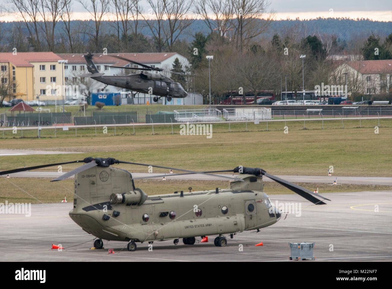 Des soldats américains affectés à la 12e Brigade d'aviation de combat, et la 1ère Brigade de combat aérien a effectué des opérations d'aviation, le 29 janvier 2018. La pratique des équipages d'opérations au sol, décollage de l'aérodrome, les débarquements, et les procédures de vol stationnaire, à l'aérodrome de l'armée à Ansbach Katterbach, Bavière, Allemagne (U.S. Army Banque D'Images