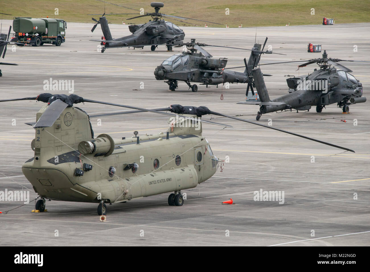 Des soldats américains affectés à la 12e Brigade d'aviation de combat, et la 1ère Brigade de combat aérien a effectué des opérations d'aviation, le 29 janvier 2018. La pratique des équipages d'opérations au sol, décollage de l'aérodrome, les débarquements, et les procédures de vol stationnaire, à l'aérodrome de l'armée à Ansbach Katterbach, Bavière, Allemagne (U.S. Army Banque D'Images