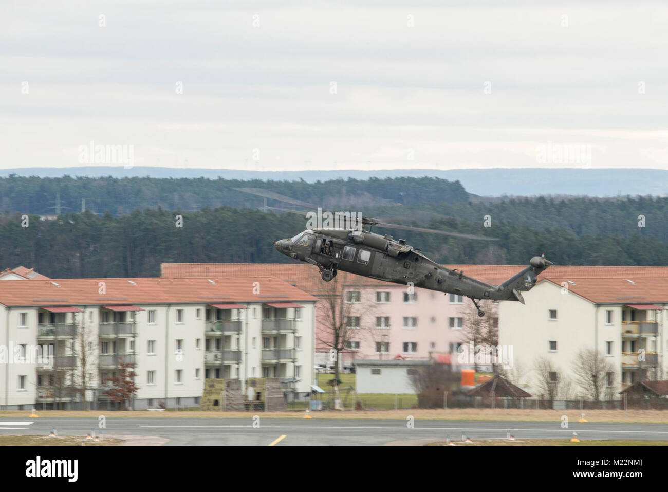 Des soldats américains affectés à la 12e Brigade d'aviation de combat, et la 1ère Brigade de combat aérien a effectué des opérations d'aviation, le 29 janvier 2018. La pratique des équipages d'opérations au sol, décollage de l'aérodrome, les débarquements, et les procédures de vol stationnaire, à l'aérodrome de l'armée à Ansbach Katterbach, Bavière, Allemagne (U.S. Army Banque D'Images