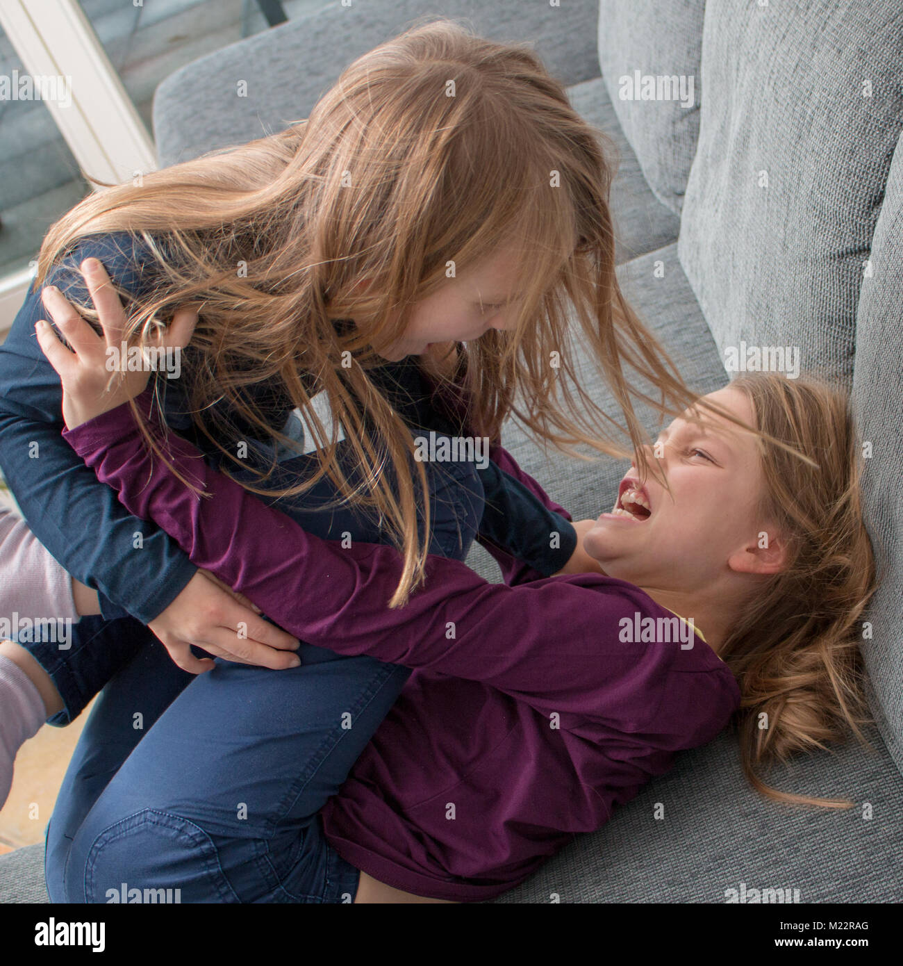 Un 7- et une petite fille de 9 ans crier à l'autre et battre les uns les autres Banque D'Images