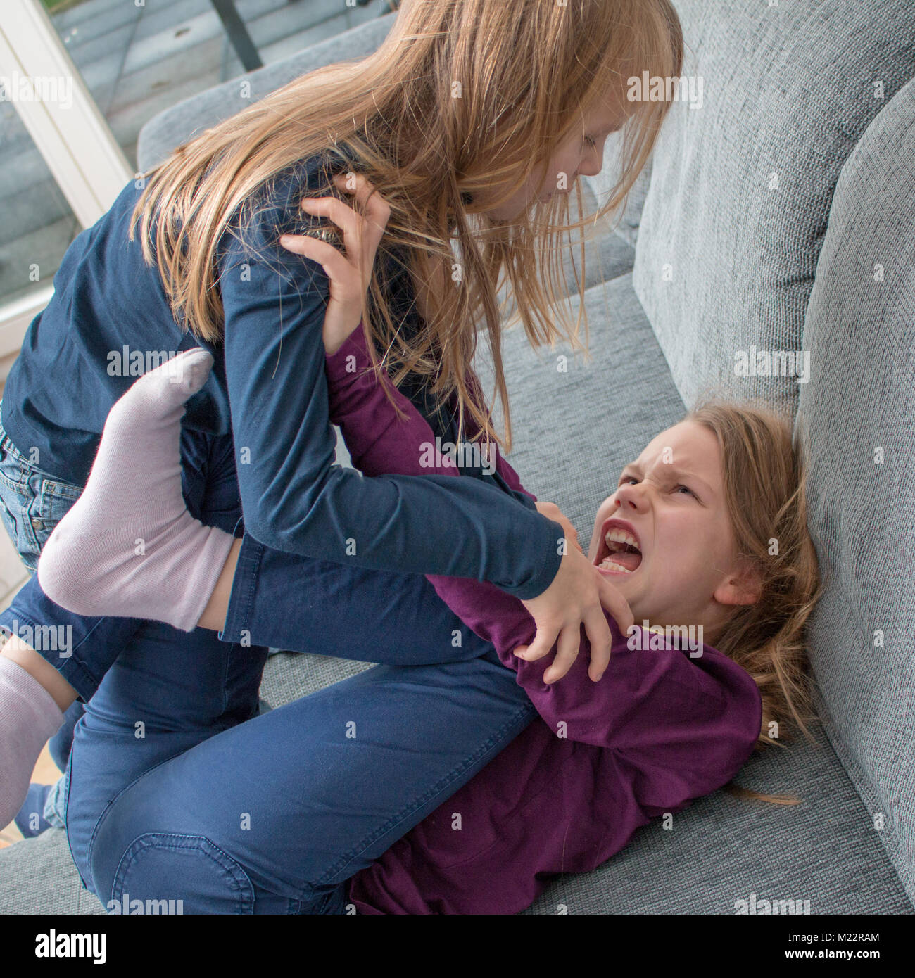Un 7- et une petite fille de 9 ans crier à l'autre et battre les uns les autres Banque D'Images