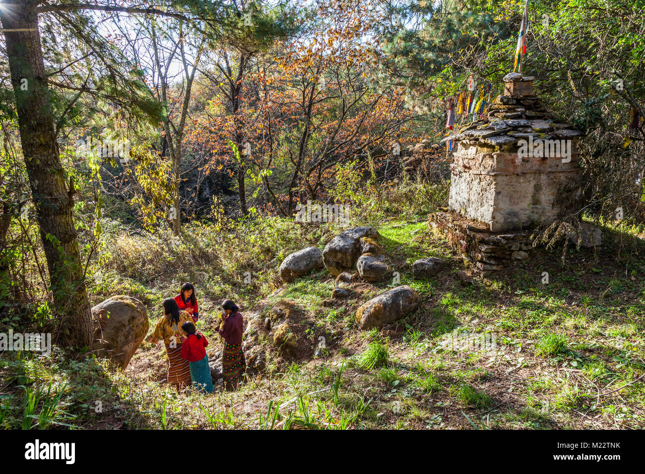 Vallée Chumey, près de Prakhar, Lhakhang, Bumthang, Bhoutan. Vieux Chorten, un culte habituellement commémorant une Sainte personne. Banque D'Images