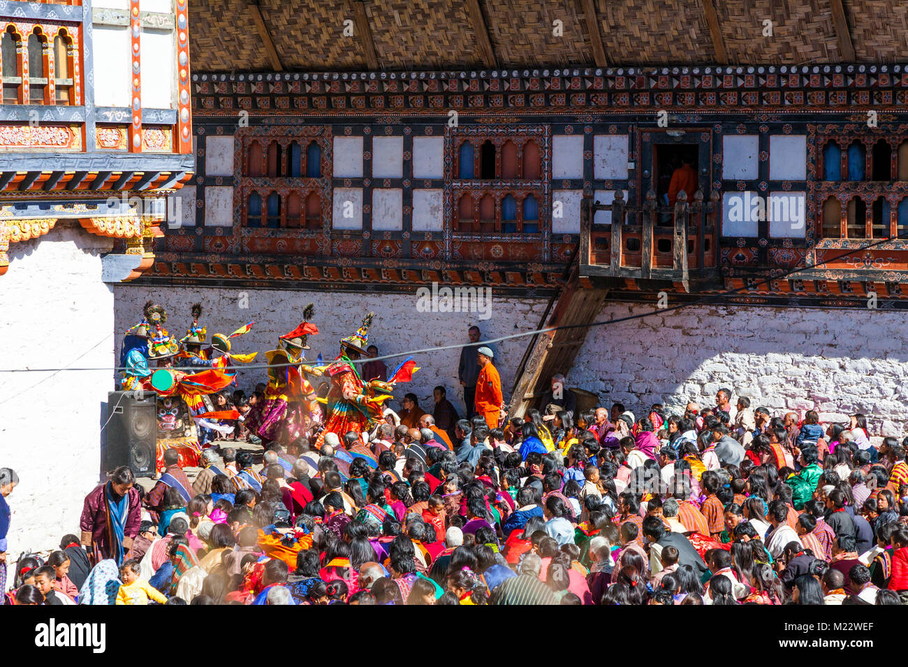 Prakhar Lhakhang, Bumthang, Bhoutan. Les moines bouddhistes bhoutanaises spectateurs regardant effectuer danses religieuses à l'Duechoed Festival. Banque D'Images