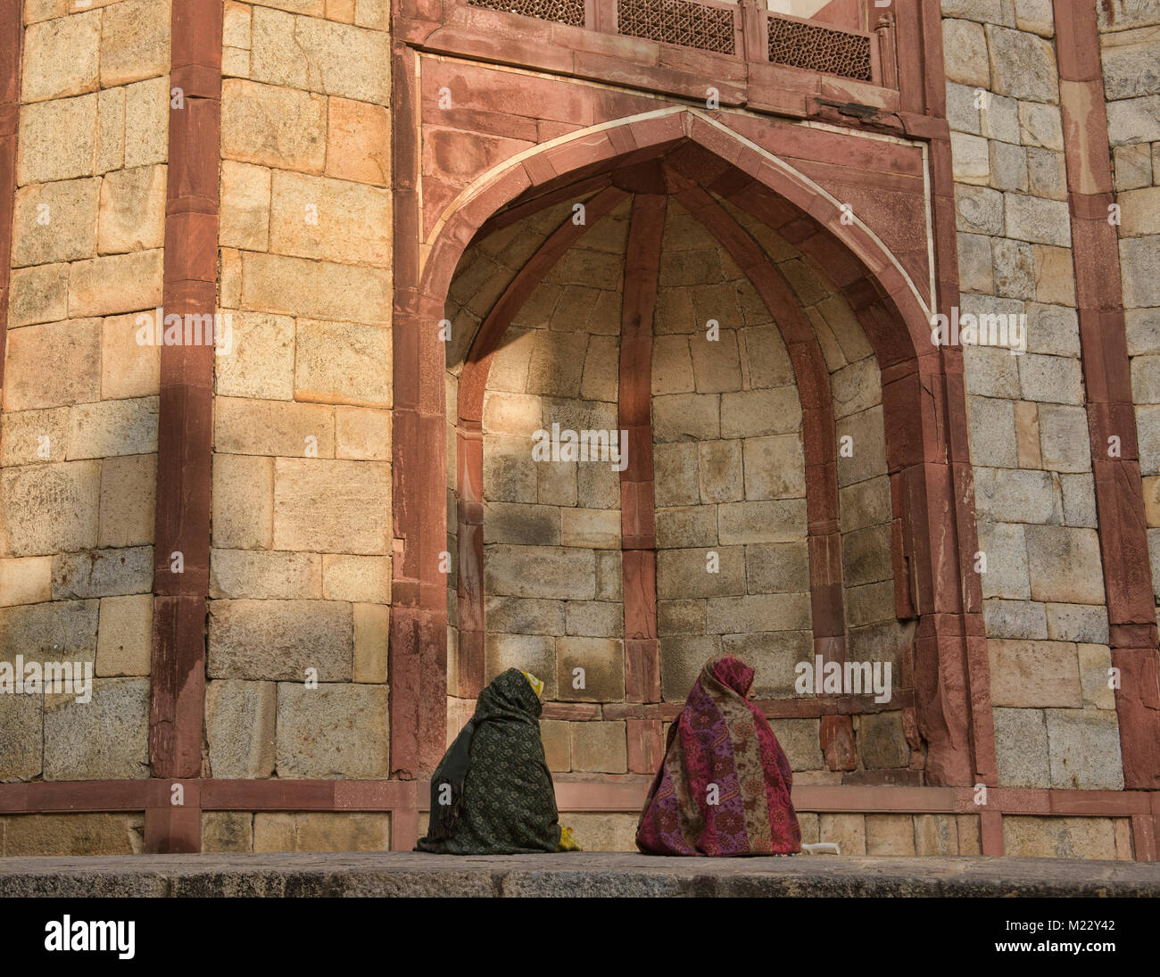 Paire de couverts femmes à Humayum's Tomb, Delhi, Inde Banque D'Images