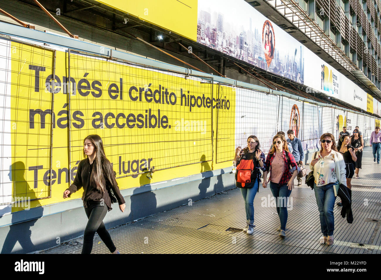 Buenos Aires Argentina,Avenida 9 de Julio,July 9 Avenue,ad,billboard,man hommes,femme femmes,Espagnol,hispanique,Argentin Argentin Banque D'Images