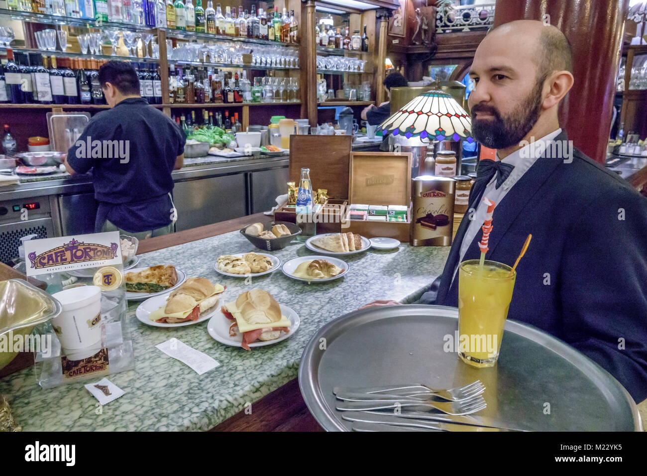 Buenos Aires Argentina, Cafe Tortoni, site de référence, café emblématique, restaurant restaurants restaurants repas café cafés, intérieur, bar salon pub, décor, homme Banque D'Images