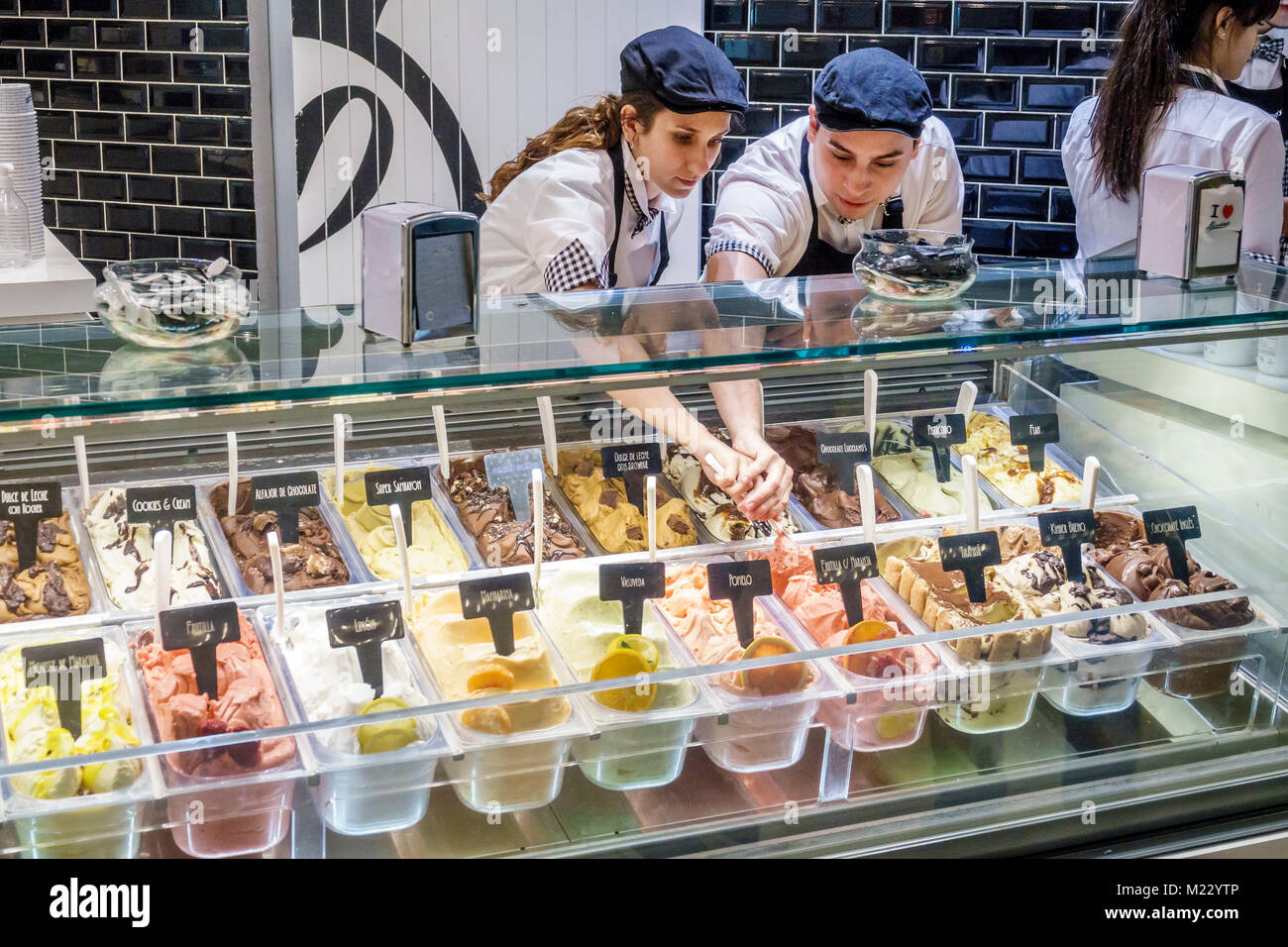 Buenos Aires Argentina, Galerias Pacifico centre commercial, Lucciano's Gelato Shop glace comptoir, hispanique fille garçon adolescent adolescents emplois Banque D'Images