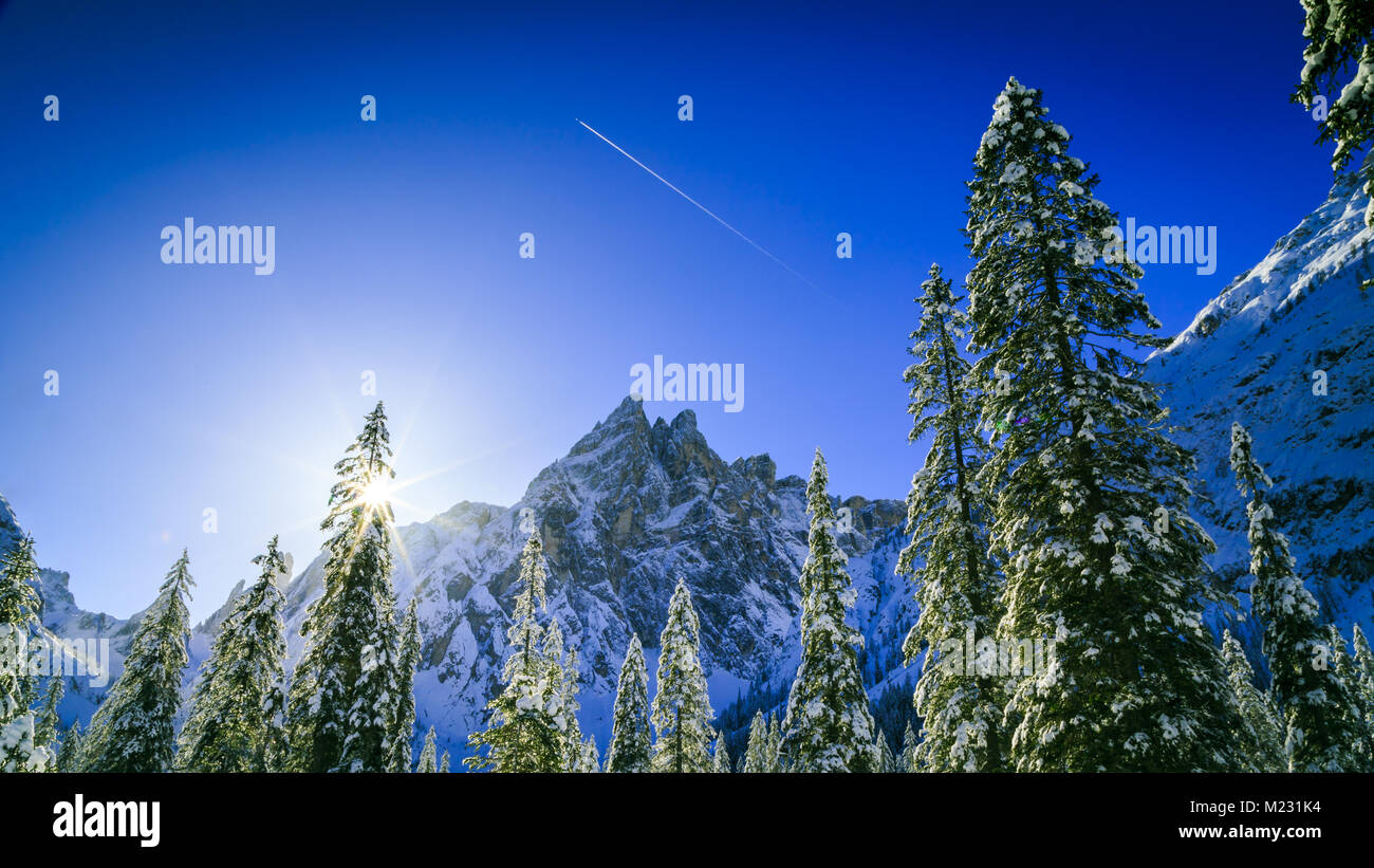 Matin d'hiver ensoleillé dans les Dolomites italiennes Banque D'Images