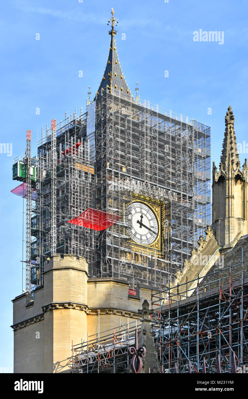 Les échafaudages autour de Big Ben Elizabeth Tower Chambres du Parlement à Westminster pour un projet de rénovation majeure d'une horloge (partiellement visible London UK Banque D'Images
