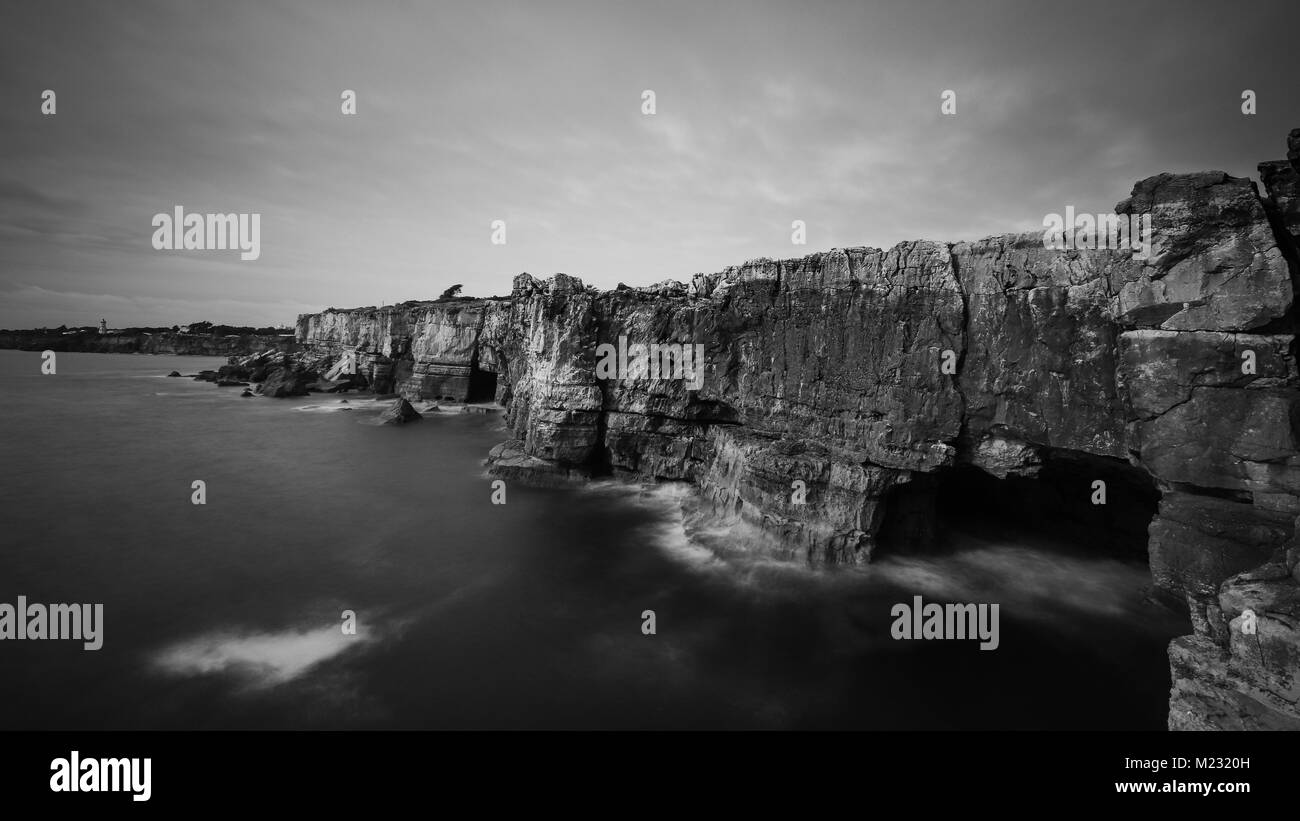 Vue panoramique de la falaise et la mer dans la côte portugaise. L'exposition longue Banque D'Images