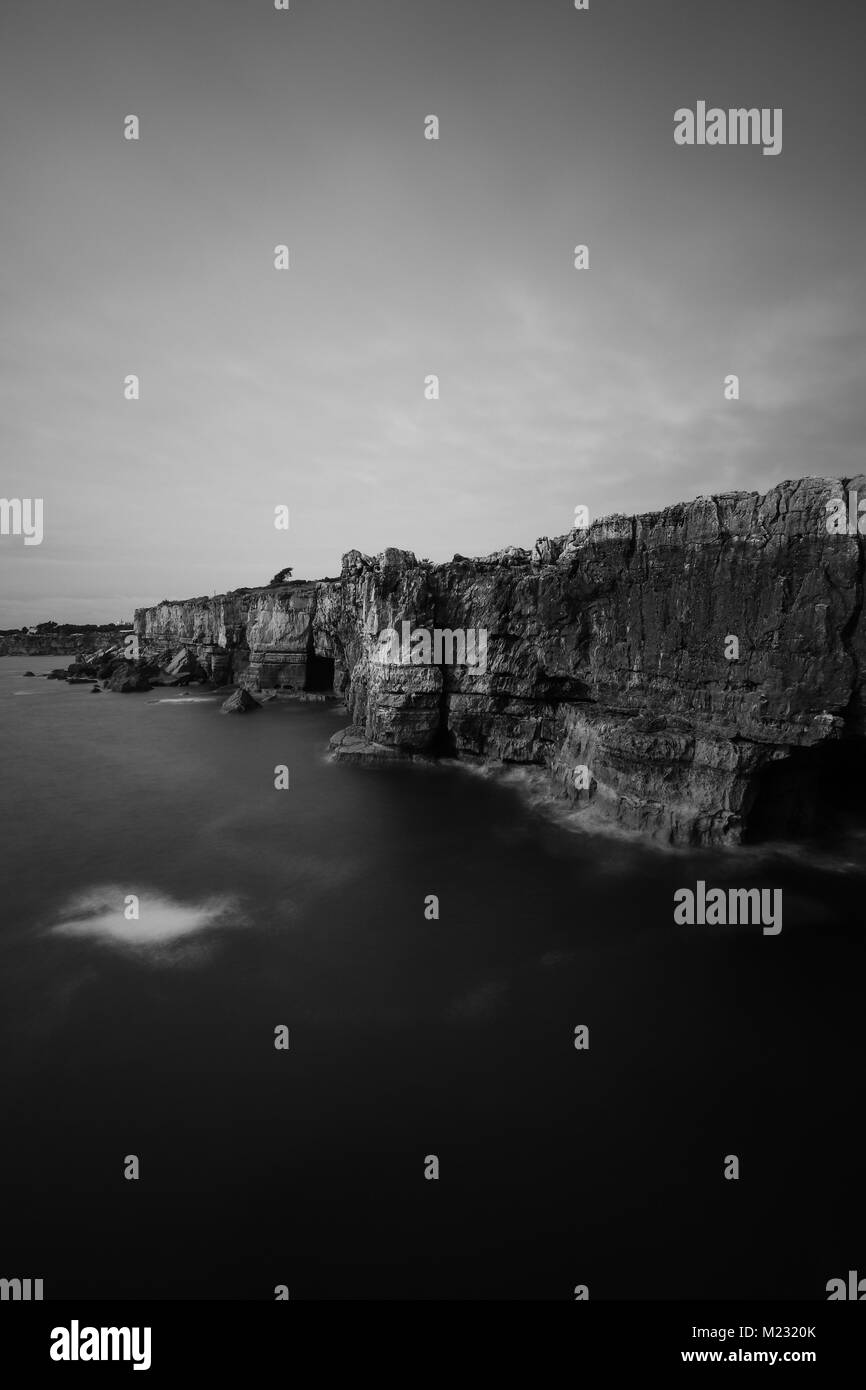 Vue panoramique de la falaise et la mer dans la côte portugaise. L'exposition longue Banque D'Images