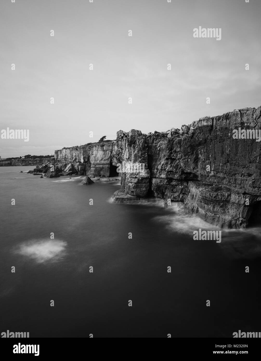 Vue panoramique de la falaise et la mer dans la côte portugaise. L'exposition longue Banque D'Images