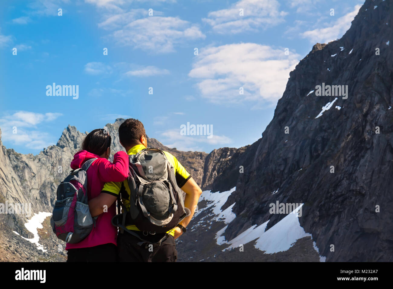 Jeune couple de touristes près de Mountain Lake Banque D'Images