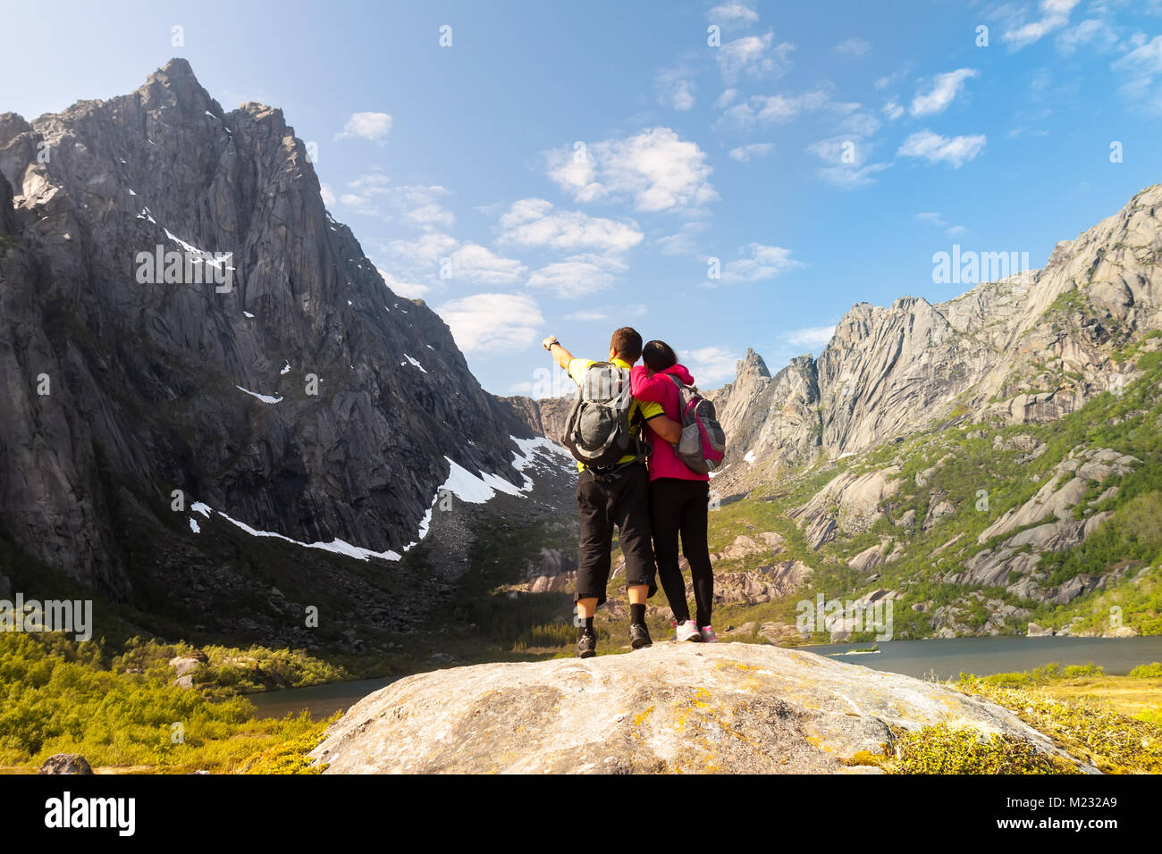 Jeune couple de touristes près de Mountain Lake Banque D'Images