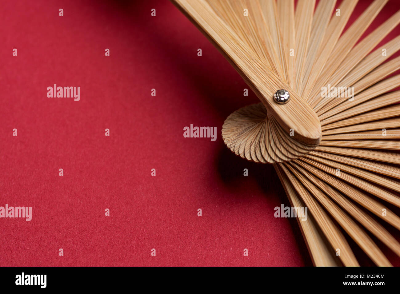 Ventilateur bambou macro texture sur fond rouge Banque D'Images