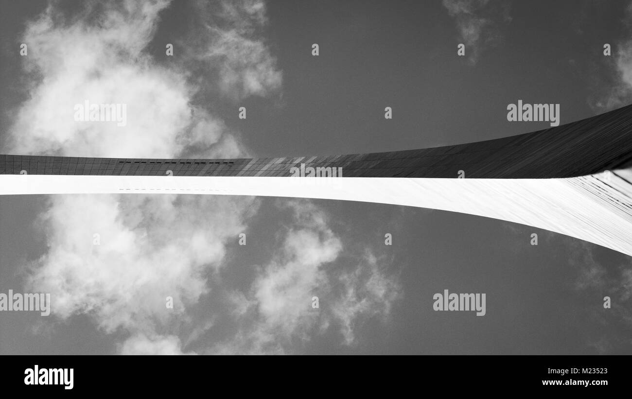 Saint Louis, MO USA- 5 octobre 2016 : Saint Louis Arch du dessous en noir et blanc montrant des fenêtres de visualisation. Arch divise le nuage qui se coupent du châssis Banque D'Images
